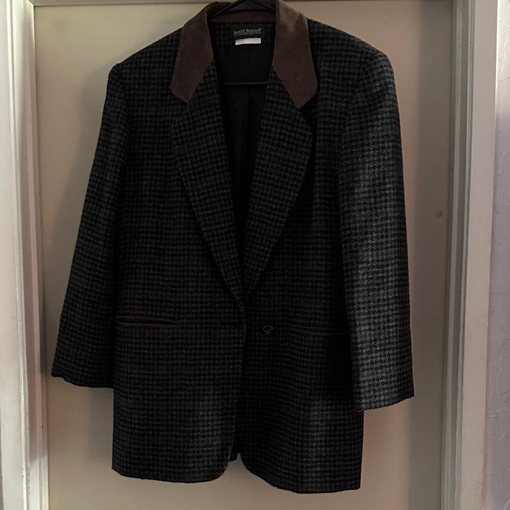 Harve Benard vintage Jacket with Brown Collar. Excellent condition.
